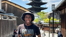 Yared Grimaldi en Gion, Kioto, con el templo Hokan-Ji (Pagoda Yasaka) de fondo .