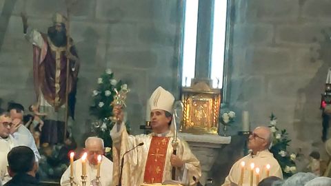 El obispo de Ferrol con el relicario de San Nicols, en Neda, este mircoles