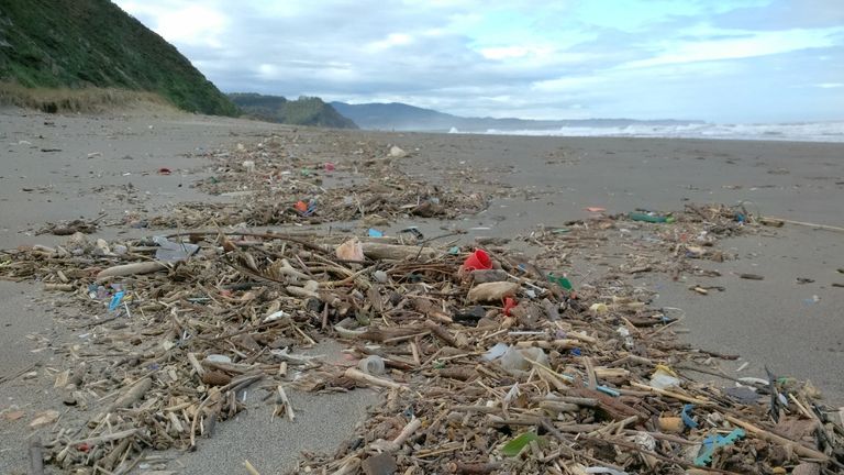 Basura en el playón de Bayas, en Castrillón, en la temporada de invierno