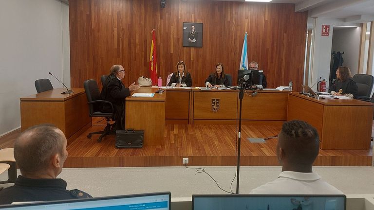 Un tribunal ordena a un acusado que exhiba sus tatuajes de «Amor» y «Odio» para comprobar si robó en unas oficinas de Vigo