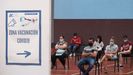 Varias personas esperan por si surge alguna reacción adversa tras ser vacunadas contra el Covid en Avilés, Asturias