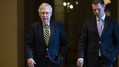 El lder demcrata en el Senado, Mitch McConnell, junto a un asesor en el Capitolio