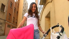 Lidia Fern�ndez, la joven desahuciada con su beb� en Oviedo, durante una intervenci�n en RTPA