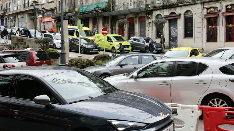 Tráfico intenso y atascos en Vigo para ver las luces de Navidad por el festivo portugués