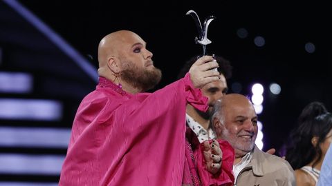 El cantante y compositor Enrique Ramil celebra su premio al mejor intérprete en Viña del Mar (Chile)