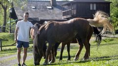 En Casa Santa Mariña, en Portomarín, cuentan con alojamiento para los caballos y también los cuidan o atienden