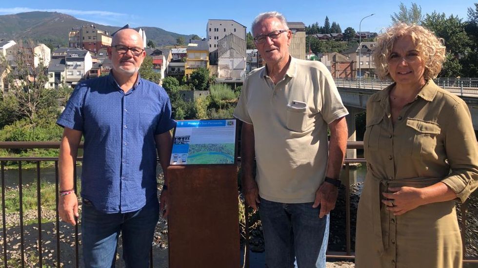 Centenares de personas degustaron las fresas de Eirs, en A Corua.Santos, Garca y Pizcueta, junto al panel instalado en el mirador del puente de San Fernando