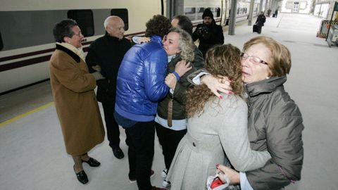 Mara Jos y sus padres, a su llegada a la estacin de tren de Ourense