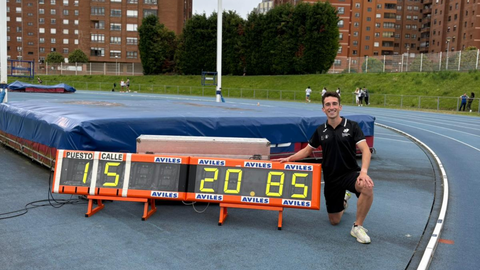 Manu Bea posando con el r�cord de Asturias de 200