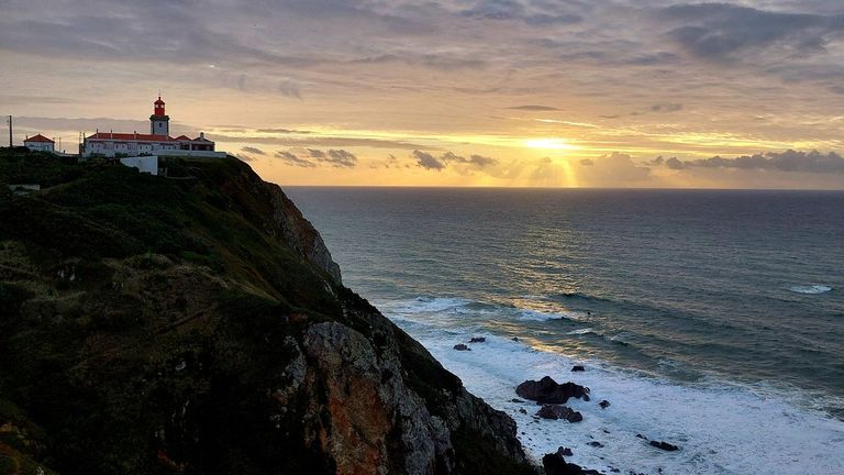 Dos propuestas de escapadas: el lado salvaje de Sintra y el encanto asturiano de LLanes