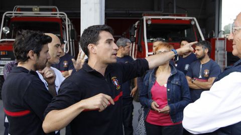 Campaa con los bomberos. Candidatos de En Marea se desplazaron al parque de bomberos de A Corua para reclamar una nueva regularizacin para homogeneizar el servicio