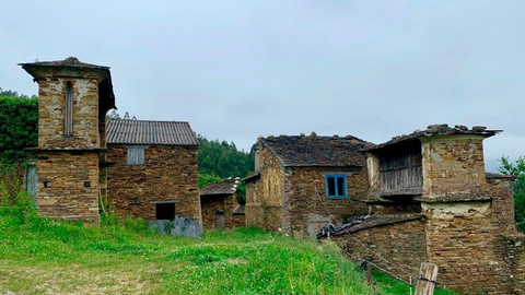A la venta por  euros una aldea despoblada «de cuento» con tres casas  en Trabada