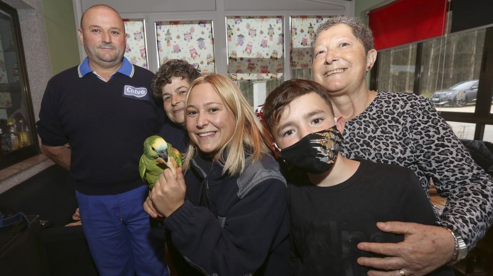 El loro Curro regresa a su hogar en Os Me&aacute;ns, Vila&ntilde;o: ¡las im&aacute;genes!.Un globo aerost&aacute;tico de la empresa Aerotours sobrevuela la Ribeira Sacra del Mi&ntilde;o, en una imagen de agosto del a&ntilde;o pasado