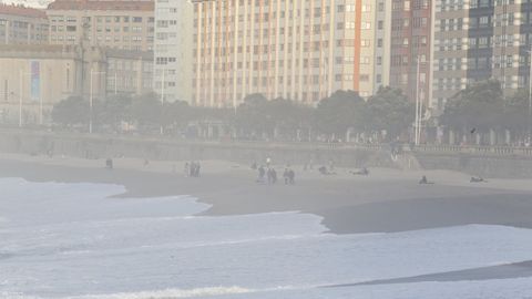 Los corueses disfrutan de un da de playa en pleno invierno. 