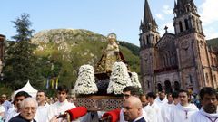  La Virgen de Covadonga a hombros en procesión hasta la cueva este viernes con motivo del Día de Asturias.