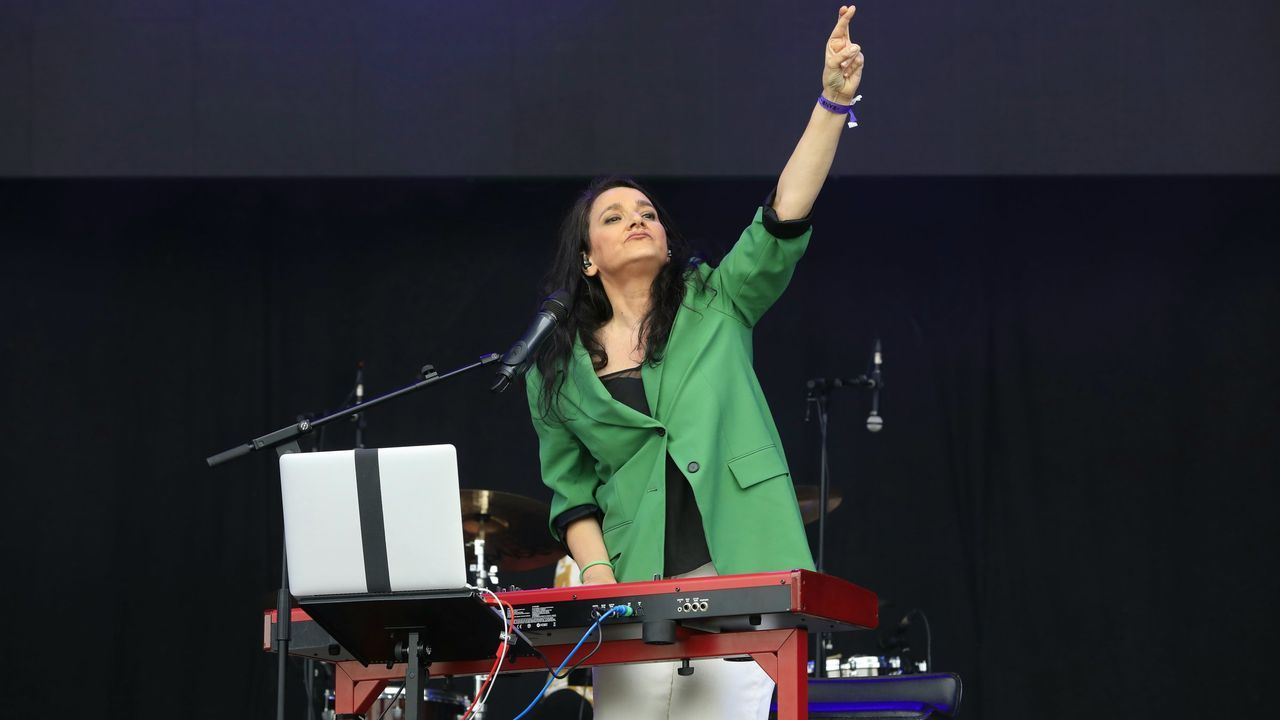 As fue el acto de inauguracin de las exposiciones por los 200 aos de Paradela.Guadi Galego dar un concierto en Sarria, junto a De Vacas