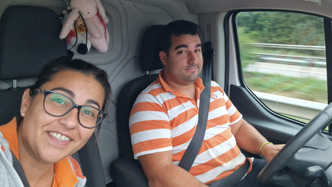 Patricia Mart�nez trabajando junto a su compa�ero Marino