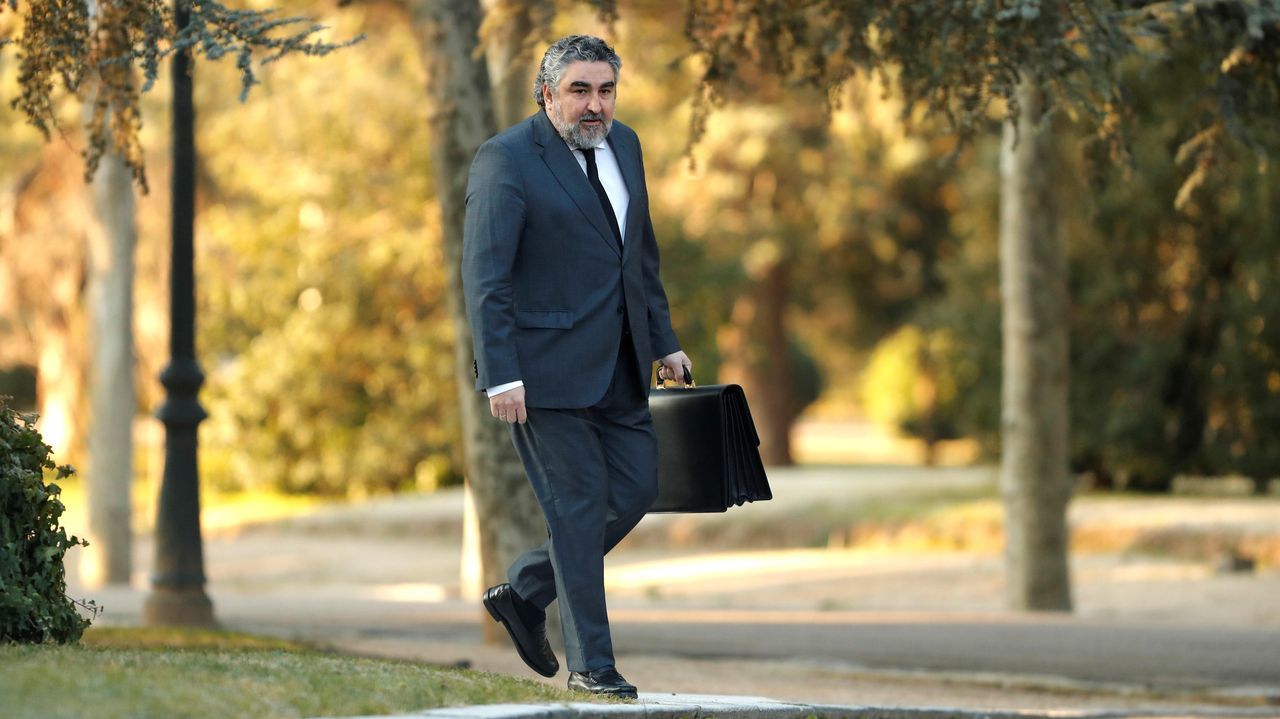 Los camioneros de Castrill�n animan el confinamiento a ritmo de claxon.Jos� Manuel Rodr�guez Uribes, ministro de Cultura y Deportes