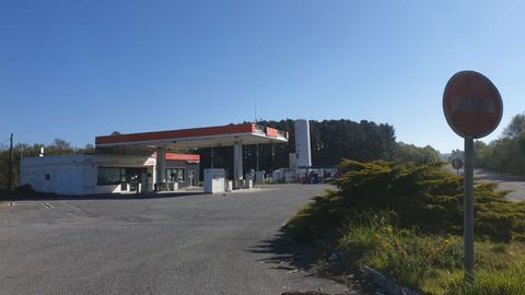 Gasolinera cerrada en Martin (Vilalba), junto a la carretera N-634