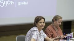 La alcaldesa de Gijón, Carmen Moriyón, y la filósofa Amelia Varcárcel, durante la inauguración de la Escuela Feminista Rosario Acuña
