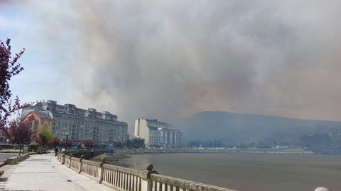 Imagen del humo a causa del incendio, desde el paseo de Viveiro