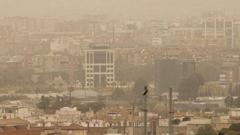 Vista de la ciudad de Murcia de este martes, cubierta con una neblina de color rojo por el alto número de partículos y polvo en suspensión 