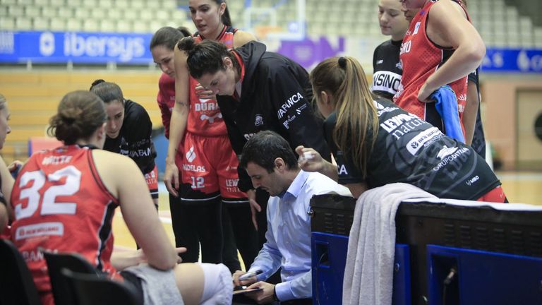 Carlos Cantero, técnico del Ensino, da unas instrucciones en un tiempo muerto en el partido ante el Kutxabank Araski