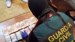 En una imagen de archivo, un guardia civil cuenta dinero en una investigación policial