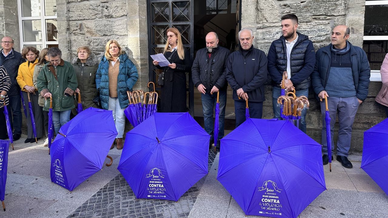 Una concentración con lectura de manifiesto ante la casa consistorial de Quiroga celebrada el 25 de noviembre del 2023