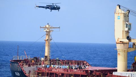 Sobre la cubierta del Ruen, con un helicóptero de la Armada de la India sobrevolándolo, los 35 piratas somalíes que retenían al mercante búlgaro desde el 14 de diciembre