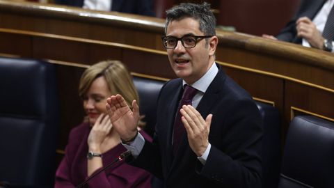 El ministro de la Presidencia, Relaciones con las Cortes y Memoria Democrática, Félix Bolaños, interviene durante una sesión plenaria en el Congreso