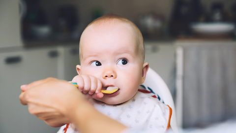 Imagen de archivo de un beb� tomando papilla