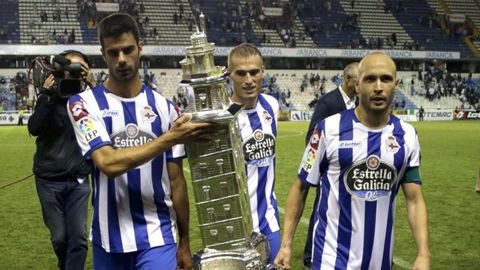 Juan Domínguez, Álex Bergantiños y Laure portan el Teresa Herera ganado al Sporting de Gijón.