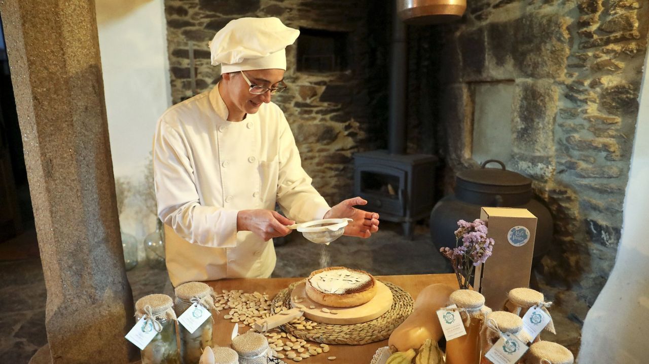 Casa Pieiro, en una imagen de archivo. Este alojamiento de O Pino forma parte del complejo rural Vila sen Vento, a las puertas de Santiago por el Camino Francs. A la oferta del Outono Gastronmico aade la venta de cocina y repostera artesanal, que pueden enviar a cualquier parte del mundo.