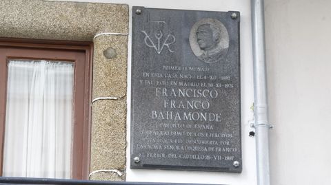 Placa en recuerdo al dictador ubicada en la fachada de su casa natal, en el número 136 de la calle María.