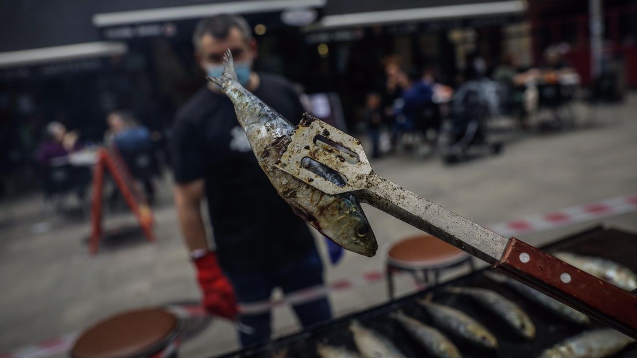 Sardiñada y churrascada en Club Galicia Gaiteira de A Coruña. Imagen de archivo del San Juan del 2020