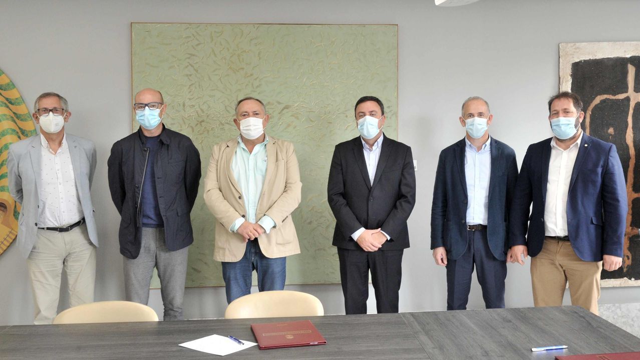 Vaciado histrico del embalse en Portomarn.Foto de archivo de turistas en la recepcin de un hotel de Sanxenxo