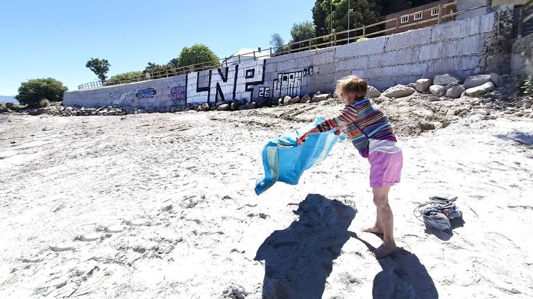 Vandalismo en la playa de Alcabre tras construirse un muro de contención del talud