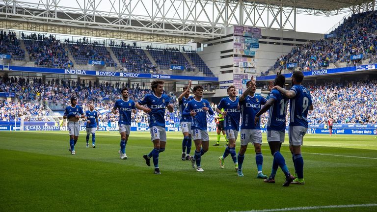Los jugadores del Oviedo, con Mier y Sangalli en primer plano, celebran el gol de Obeng al Mirandés