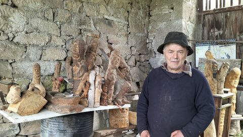 El ganadero talla figuras humanas y animales en distintos tamaos con madera de manzano y castao