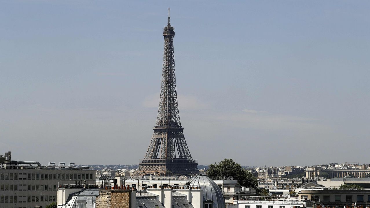 Un grupo de mujeres celebran con papeletas en la mano su recin estrenado derecho al voto en 1933
