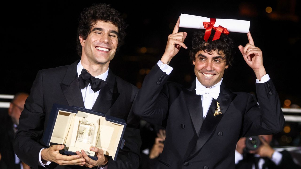 Javier Calvo y Javier Ambrossi, Los Javis, directores del filme �La bola negra�, celebrando su triunfo en Cannes.