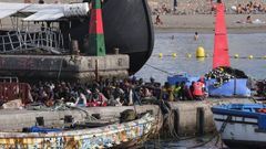 Llegada de dos pateras al puerto canario de La Restinga, en El Hierro, el pasado 21 de octubre. Una de ellas traía a 320 personas a boro y la otra a 21