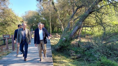 El delegado territorial de la Xunta, Agustn Reguera, y el alcalde de Sanxenxo, Telmo Martn, en una visita al paseo fluvial en Areas
