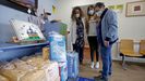 Ángela Paz, presidenta de Asseii, entregó este jueves un lote de pañales a la asociación de parálisis cerebral Amencer de Pontevedra