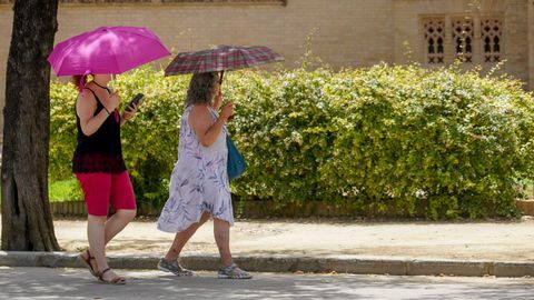 Dos mujeres pasean por Sevilla