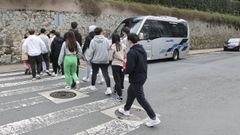 En la imagen, estudiantes del IES Ferrol Vello cruzan la calle Breogn para coger el autobs que los lleva a FIMO