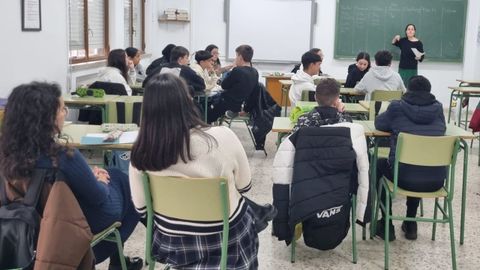 Una clase en el Taboada Chivite con docentes observando a la profesora