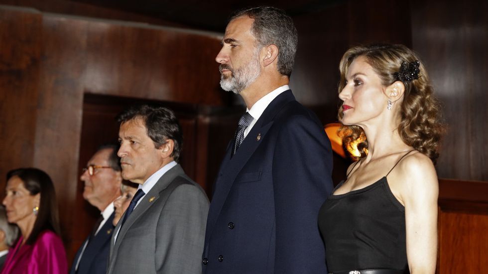 2016. Letizia Ortiz opt por un vestido negro para el concierto previo a la entrega de los Premios Princesa de Asturias. 