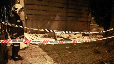 Una fachada de un edificio de Pontepedria, en Santiago de Compostela, ha cado a causa del viento